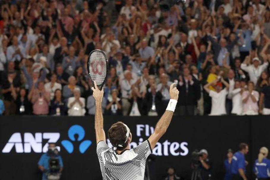 Federer alza le braccia al cielo:  il 18 torneo dello Slam AP